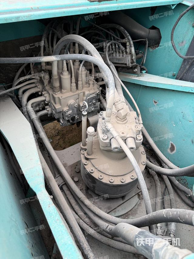 回转马达和主控阀(整机外观) 回转马达和主控阀(整机外观)