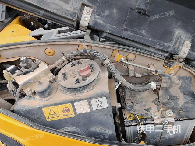 回转马达和主控阀(整机外观) 回转马达和主控阀(整机外观)