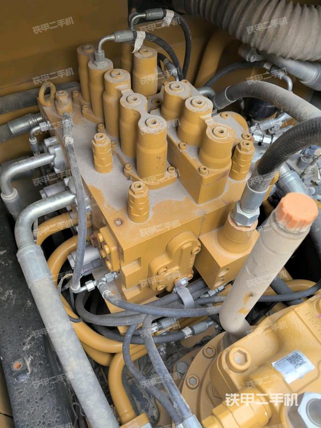 回转马达和主控阀（整机外观）