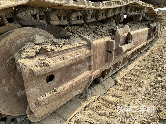 单侧履带整体(整机外观) 单侧履带整体(整机外观)