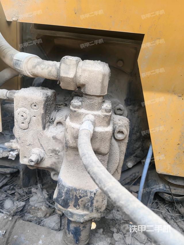 液压泵舱室正面整体(整机外观) 液压泵舱室正面整体(整机外观)