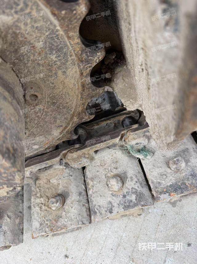 單側(cè)履帶整體(整機外觀) 單側(cè)履帶整體(整機外觀)