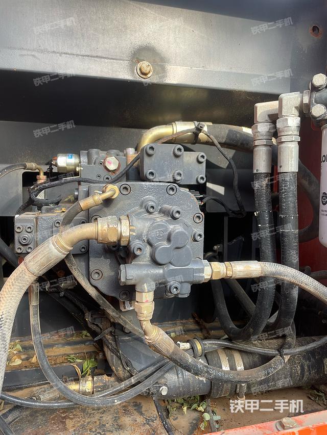 液压泵舱室正面整体（整机外观）