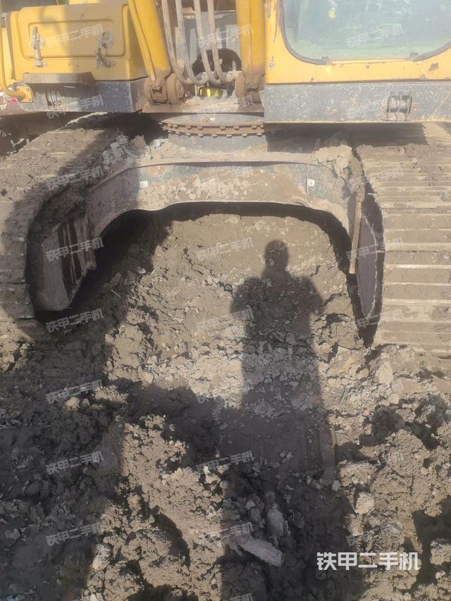 转盘和下车架正前(工作和回转装置) 转盘和下车架正前(工作和回转装置)