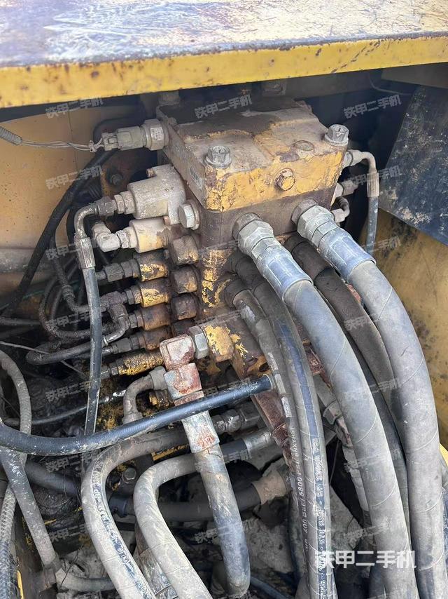 回转马达和主控阀(整机外观) 回转马达和主控阀(整机外观)