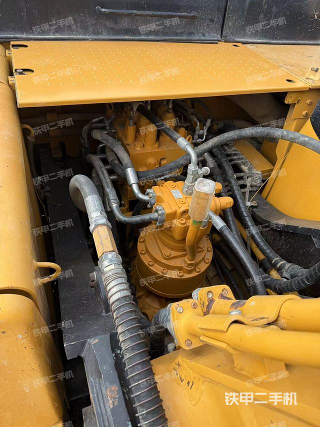 回轉(zhuǎn)馬達和主控閥(整機外觀) 回轉(zhuǎn)馬達和主控閥(整機外觀)