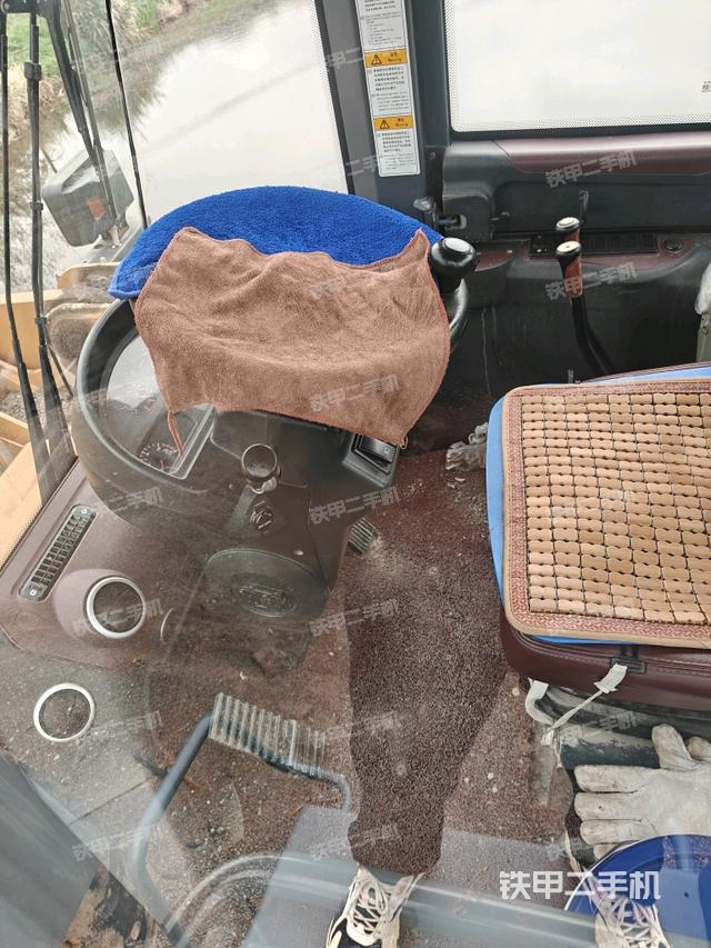 駕駛室內(nèi)部(駕駛室部分) 駕駛室內(nèi)部(駕駛室部分)