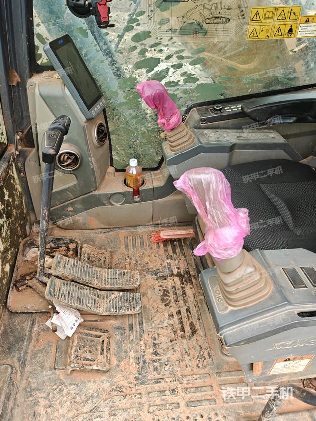 座椅右侧控制台/钥匙门/油门/含右手柄(驾驶室部分) 座椅右侧控制台/钥匙门/油门/含右手柄(驾驶室部分)