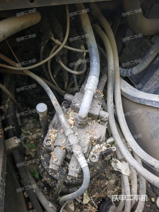 回转马达和主控阀(整机外观) 回转马达和主控阀(整机外观)