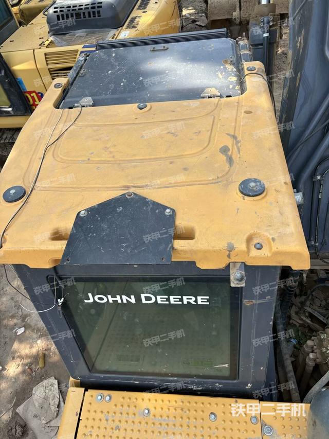 驾驶室顶部(整机外观) 驾驶室顶部(整机外观)