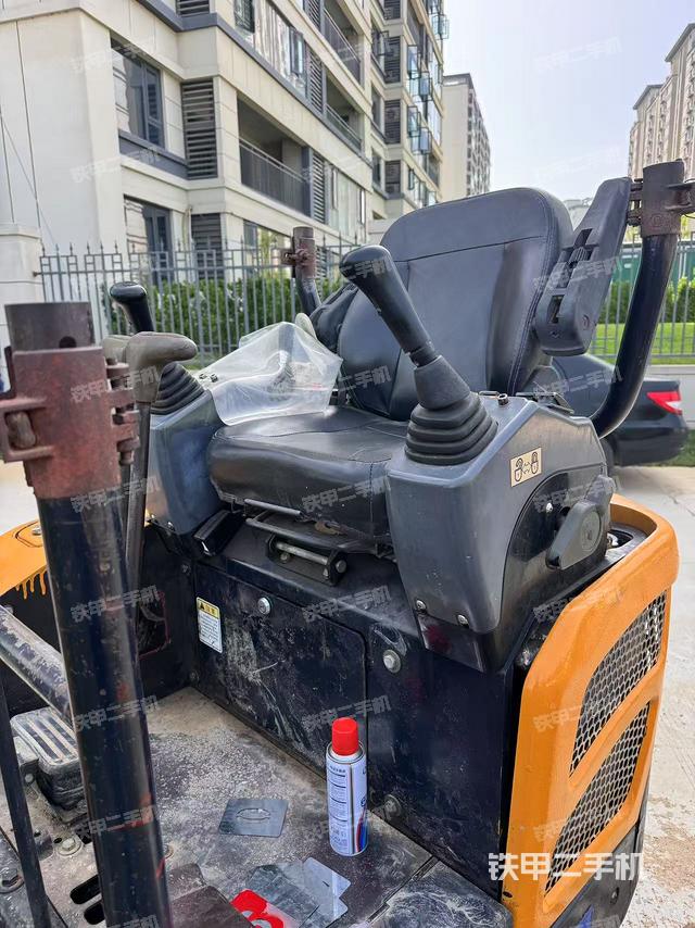 駕駛室整體(整機外觀) 駕駛室整體(整機外觀)