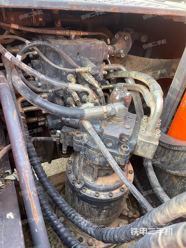 回转马达和主控阀（整机外观）