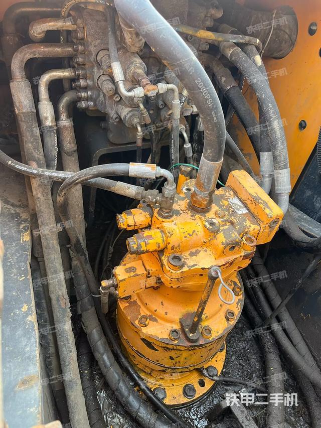 回转马达和主控阀(整机外观) 回转马达和主控阀(整机外观)