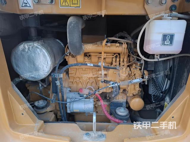 液压泵舱室正面整体(整机外观) 液压泵舱室正面整体(整机外观)