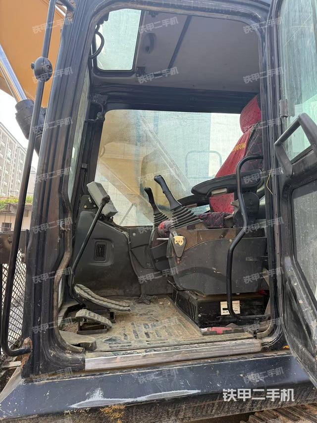 駕駛室頂部(整機外觀) 駕駛室頂部(整機外觀)