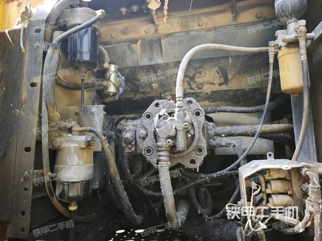 液压泵舱室正面整体(整机外观) 液压泵舱室正面整体(整机外观)