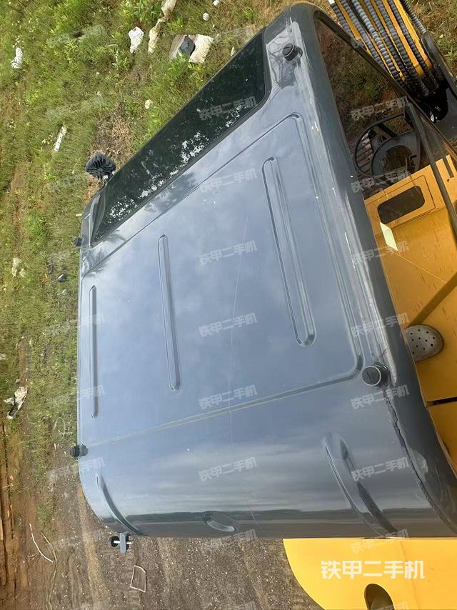 驾驶室顶部(整机外观) 驾驶室顶部(整机外观)