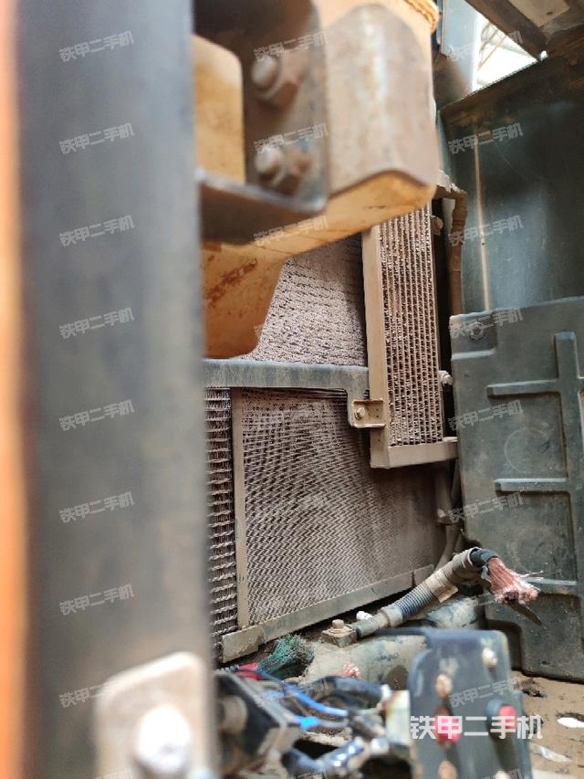 散熱器正面(大件艙室) 散熱器正面(大件艙室)