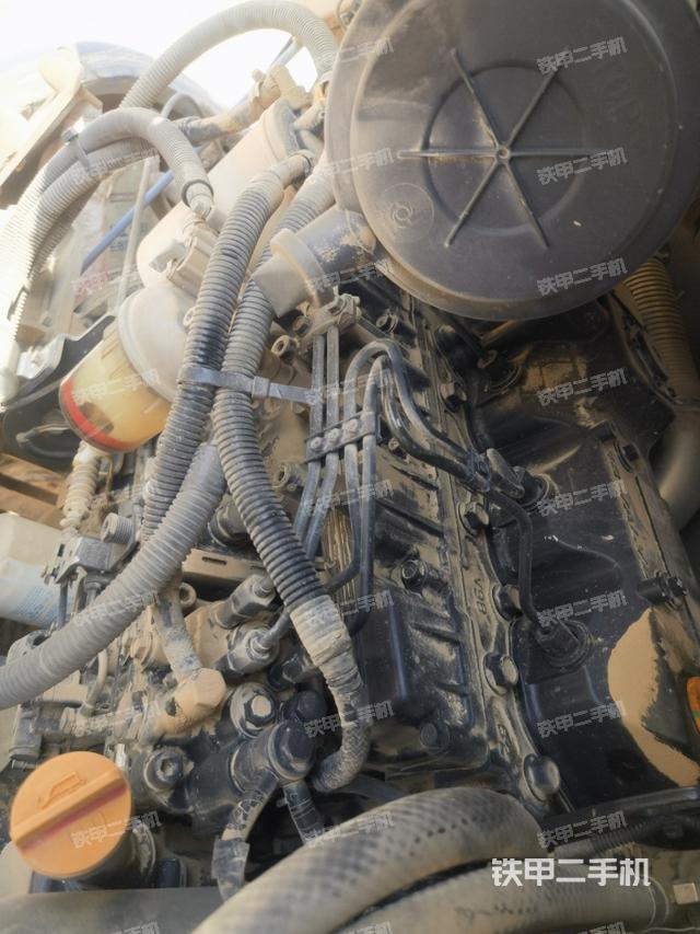 回转马达和主控阀(整机外观) 回转马达和主控阀(整机外观)