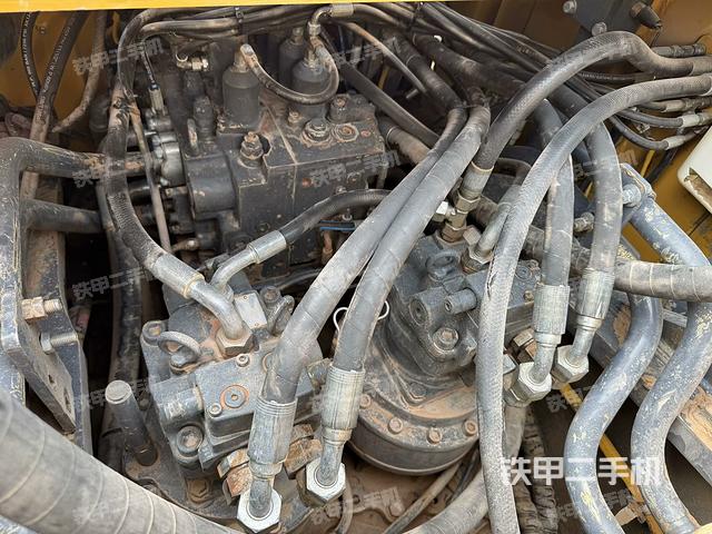 回转马达和主控阀(整机外观) 回转马达和主控阀(整机外观)