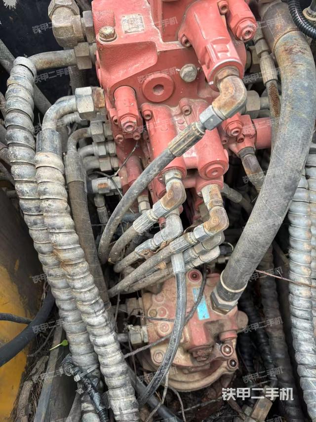 回转马达和主控阀（整机外观）