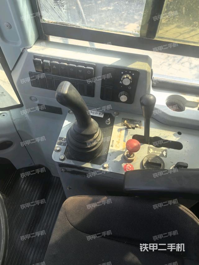 操作桿  檔位(駕駛室部分) 操作桿  檔位(駕駛室部分)