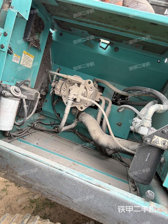 液压泵舱室正面整体(整机外观) 液压泵舱室正面整体(整机外观)