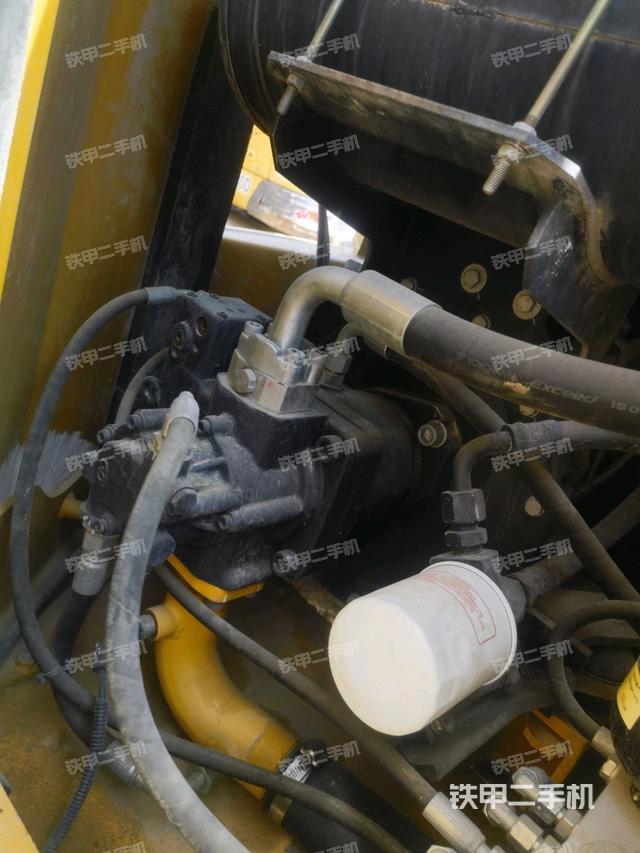 液压泵舱室正面整体(整机外观) 液压泵舱室正面整体(整机外观)