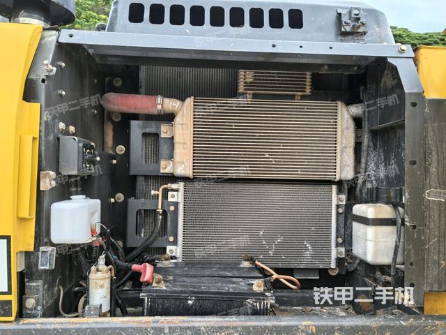 散熱器正面(大件艙室) 散熱器正面(大件艙室)