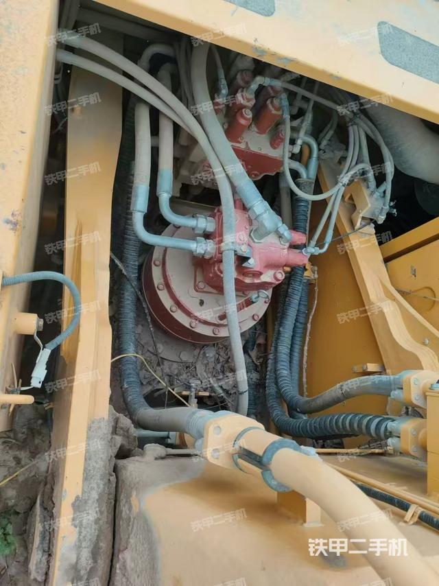 回转马达和主控阀(整机外观) 回转马达和主控阀(整机外观)