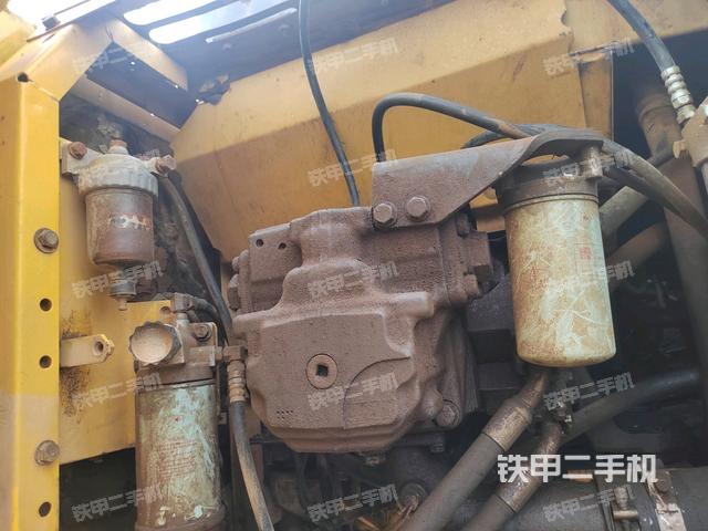 液壓泵艙室正面整體（整機外觀）