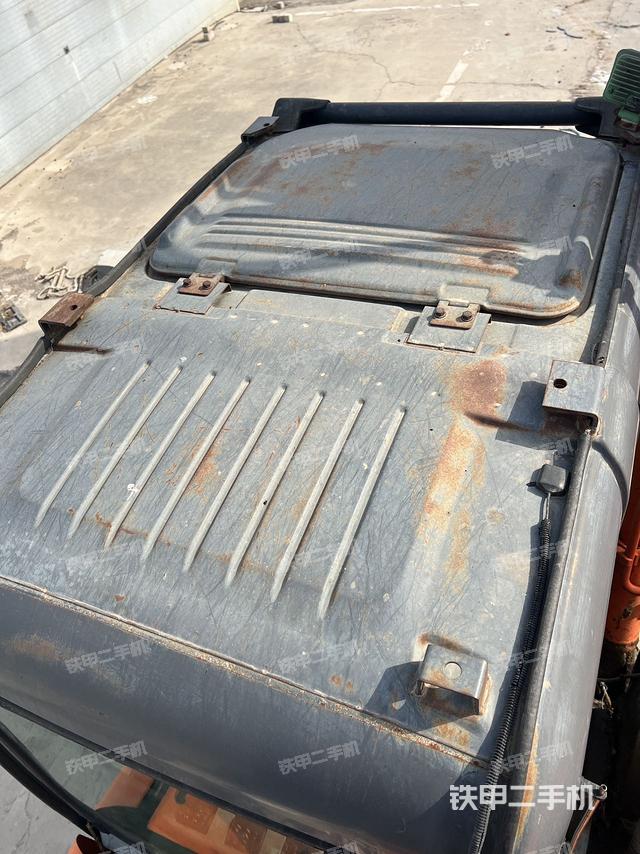 驾驶室顶部(整机外观) 驾驶室顶部(整机外观)