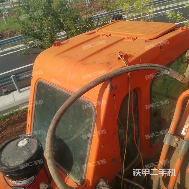 驾驶室顶部(整机外观) 驾驶室顶部(整机外观)