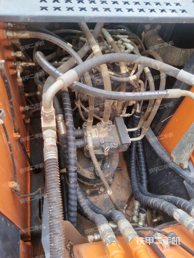 回轉(zhuǎn)馬達(dá)和主控閥(整機(jī)外觀) 回轉(zhuǎn)馬達(dá)和主控閥(整機(jī)外觀)