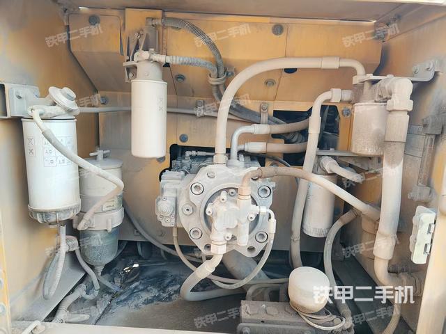 液压泵舱室正面整体(整机外观) 液压泵舱室正面整体(整机外观)