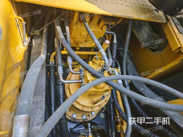 回转马达和主控阀(整机外观) 回转马达和主控阀(整机外观)