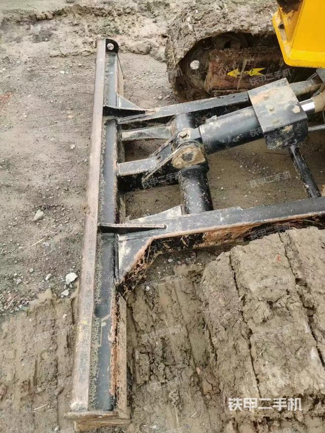 驾驶室顶部(整机外观) 驾驶室顶部(整机外观)