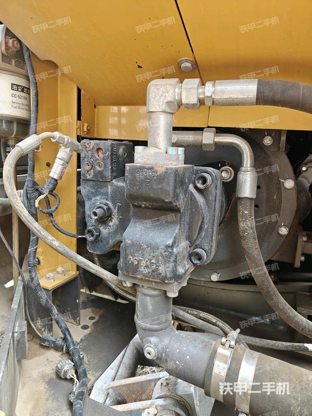 液压泵舱室正面整体（整机外观）