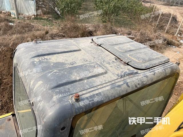 駕駛室頂部(整機(jī)外觀) 駕駛室頂部(整機(jī)外觀)