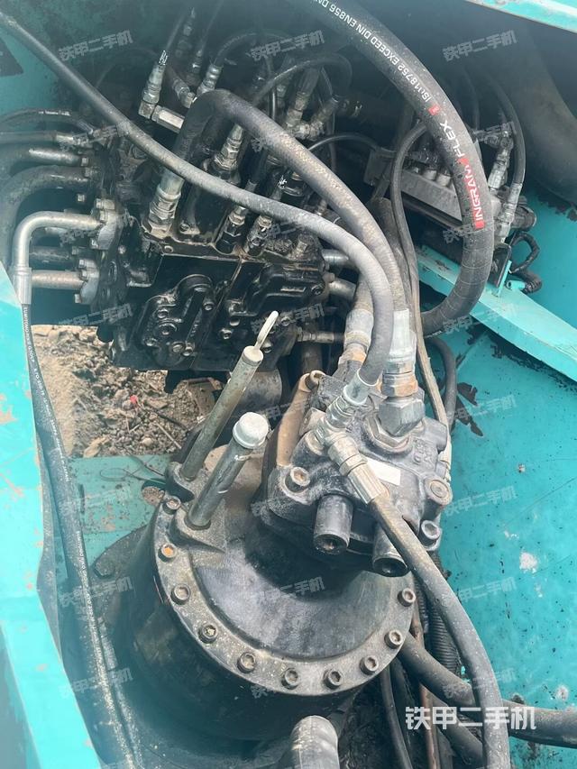 回转马达和主控阀（整机外观）