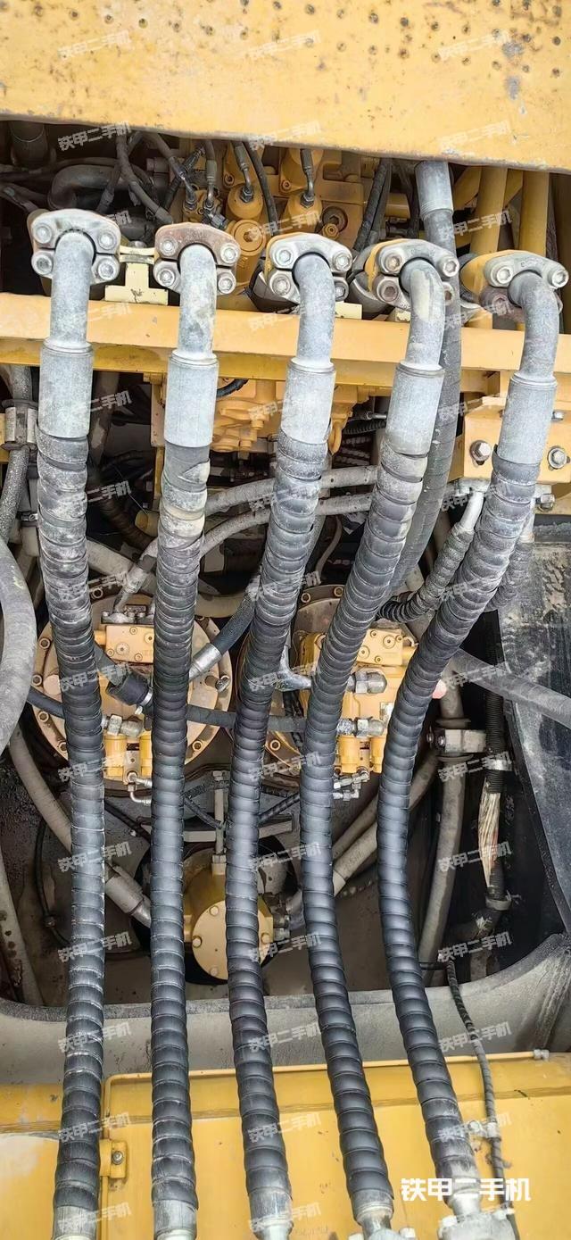 回转马达和主控阀(整机外观) 回转马达和主控阀(整机外观)