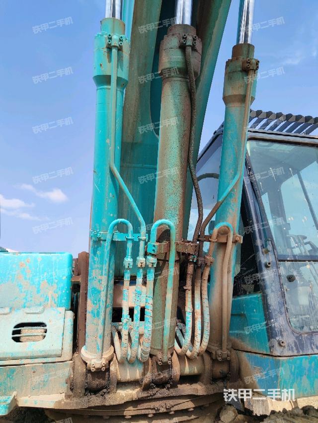 大臂油缸整體?豎拍(工作和回轉(zhuǎn)裝置) 大臂油缸整體?豎拍(工作和回轉(zhuǎn)裝置)