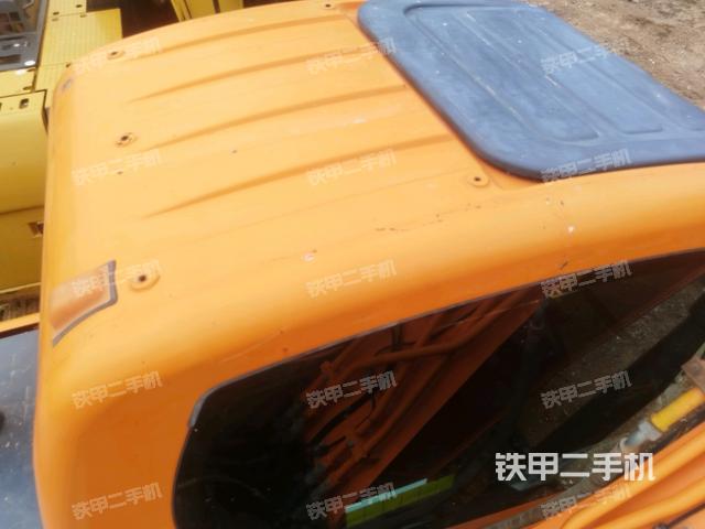 駕駛室頂部(整機(jī)外觀) 駕駛室頂部(整機(jī)外觀)