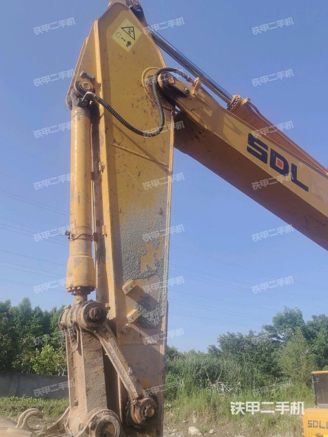 小臂整体左后(工作和回转装置) 小臂整体左后(工作和回转装置)
