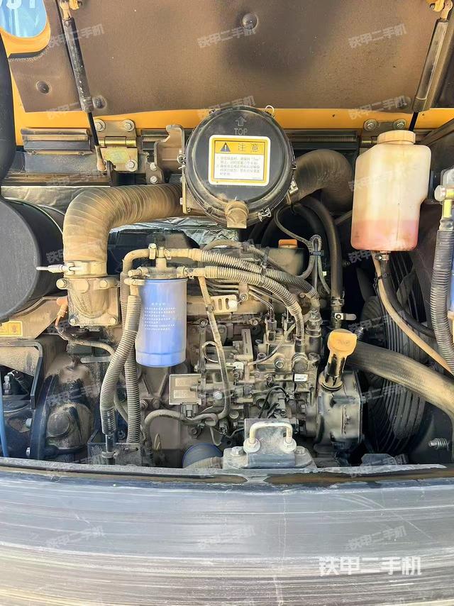 液压泵舱室正面整体(整机外观) 液压泵舱室正面整体(整机外观)