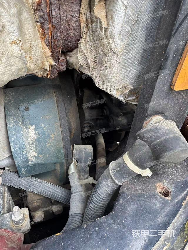 液壓泵艙室正面整體(整機外觀) 液壓泵艙室正面整體(整機外觀)