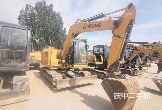 驾驶室顶部(整机外观) 驾驶室顶部(整机外观)