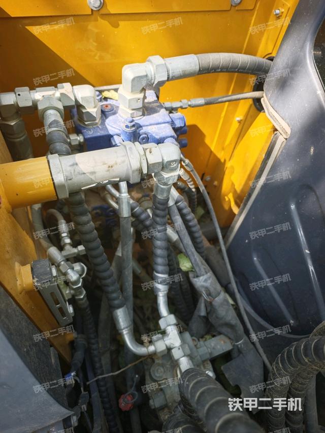 回转马达和主控阀(整机外观) 回转马达和主控阀(整机外观)