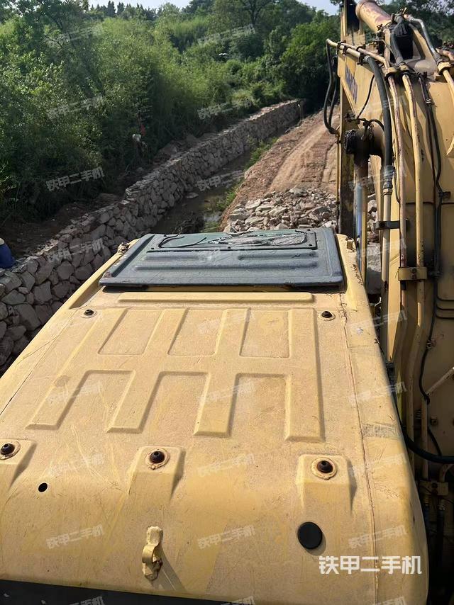 驾驶室顶部(整机外观) 驾驶室顶部(整机外观)