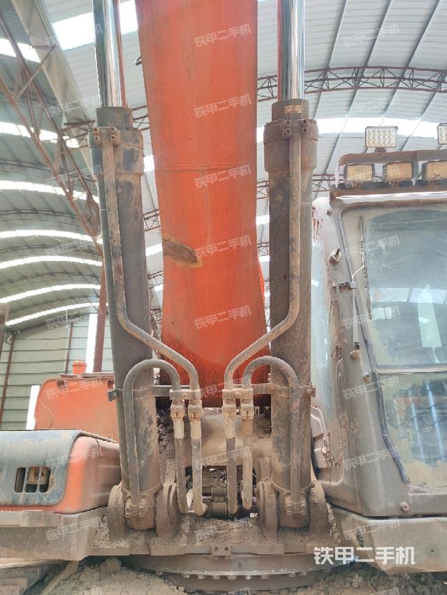 大臂油缸整体 竖拍（工作和回转装置）